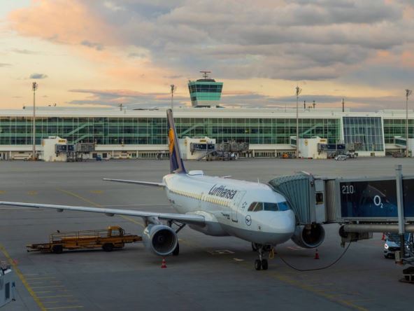 Avion avio-kompanije Lufthansa koji stoji parkiran na pisti.