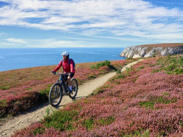 Biciklistkinja u Bretanji