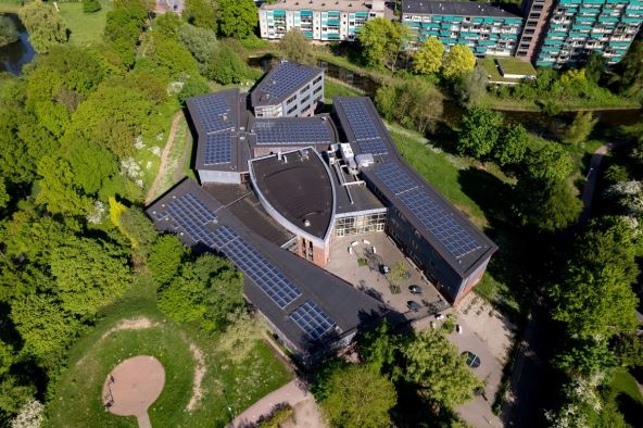 solarni paneli na krovu srednje škole u Holandiji