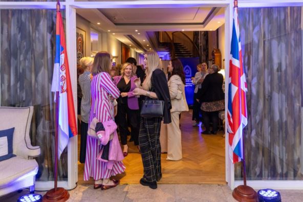 Sestre u ambasadi.jpg