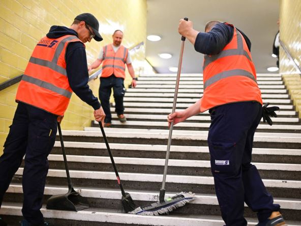 čistači čiste stepenište u Berlinu