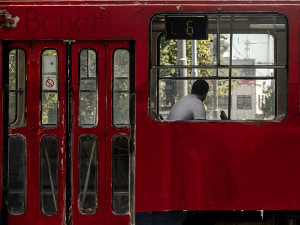 muškarac sedi u tramvaju u Beogradu