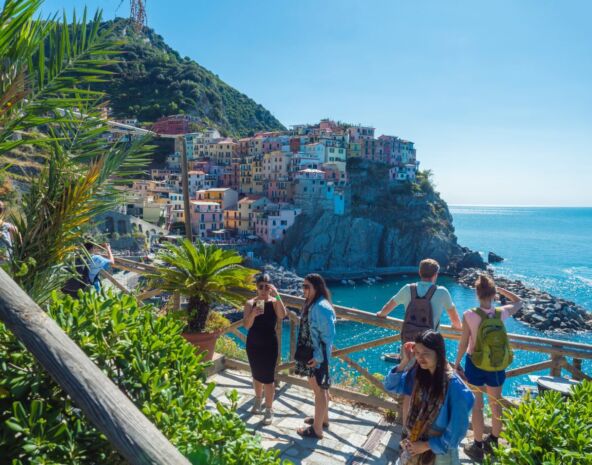 posetioci posmatraju luku Manarola u području Činkve Tere