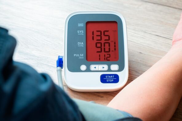 aparat za merenje krvnog pritiska pokazuje povišene vrednosti 135/90