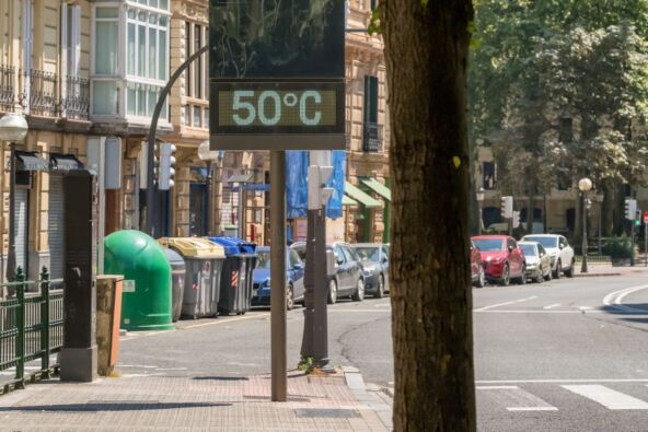 ekran koji pokazuje 50 stepeni u španskom gradu Bilbao tokom velikih vrućina