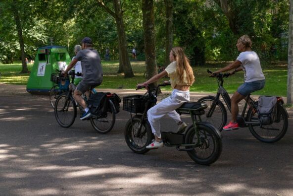 ljudi se voze električnim biciklima u Amsterdamu