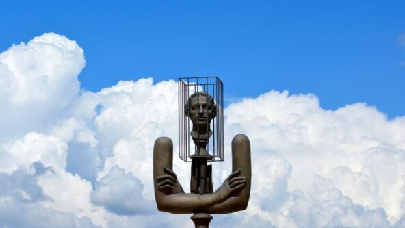 Statua posvećena francuskom pisacu Markizu de Sadu