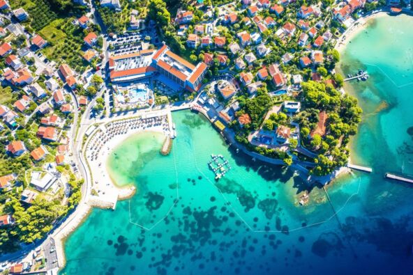 pogled iz vazduha na ostrvo Rab i tirkizno more