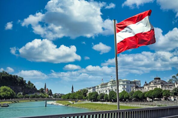 Austrijska zastava se vijori na mostu u Salcburgu