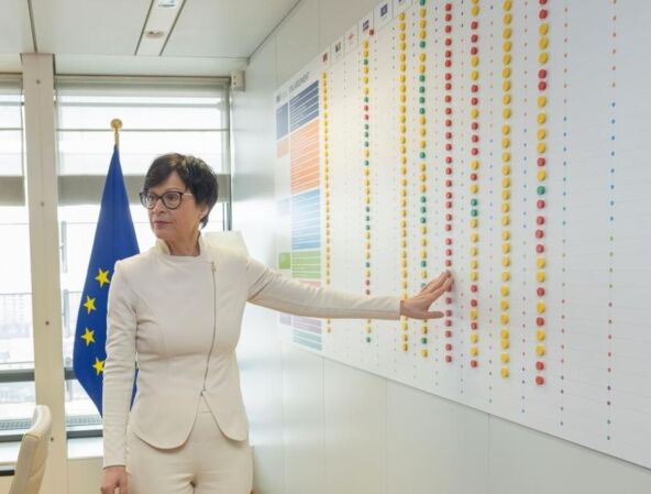 Marta Kos pokazuje tablu sa ilustracijom otvorenih i zatvorenih poglavlja