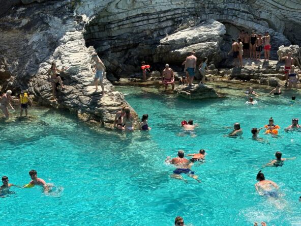 Kupanje na plaži Vutumi
