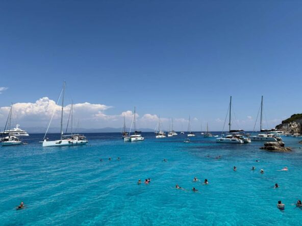 Turistički brodovi i jahte na plaži Vutumi