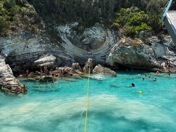 Brod privezan za stenu na plaži Vutumi