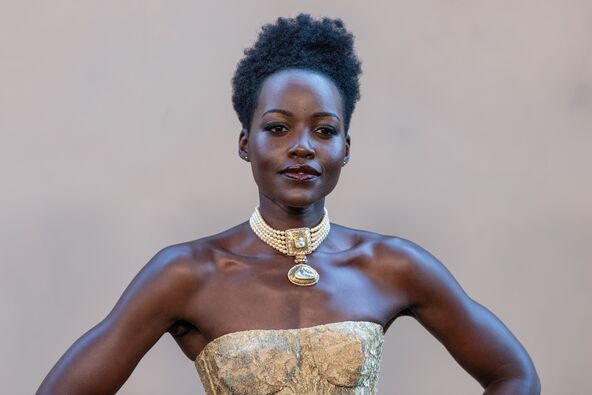Lupita Nyong'o u filmu "Odiseja" tumači dvostruku ulogu, Jelenu Trojansku i Klitemnestru, Jeleninu sestru bliznakinju i ženu kralja Agamemnona