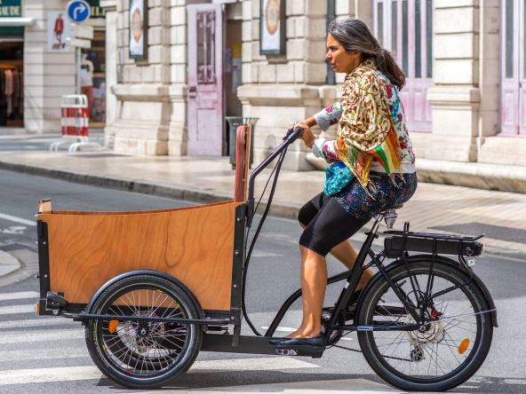 Žena vozi električni kargo tricikl u Francuskoj