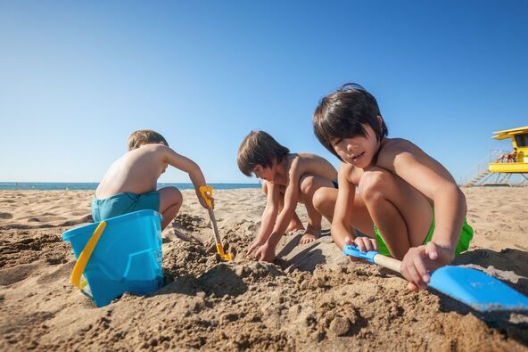 Deca na plaži