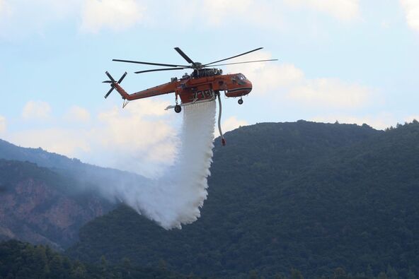helikopter za gašenje požara ispušta vodu
