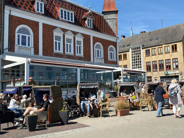 Meštani i turisti u restoranima u Kapelnu