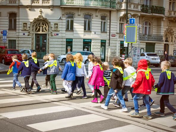 Školarci prelaze pešački prelaz