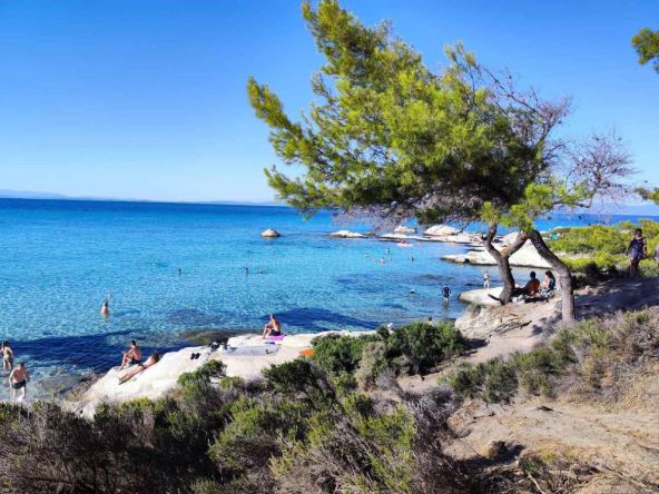 Ljudi se kupaju na plaži u grčkoj Sitoniji