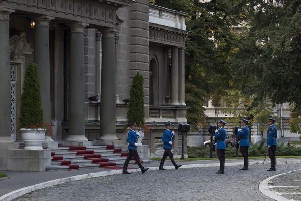 Počasna straža ispred zgrade Predsedništva Srbije