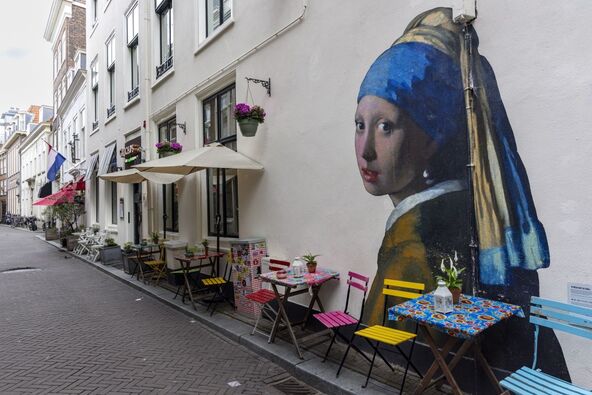 mural čuvenog dela Devojka sa bisernom minđušom na zidu kafića u Hagu