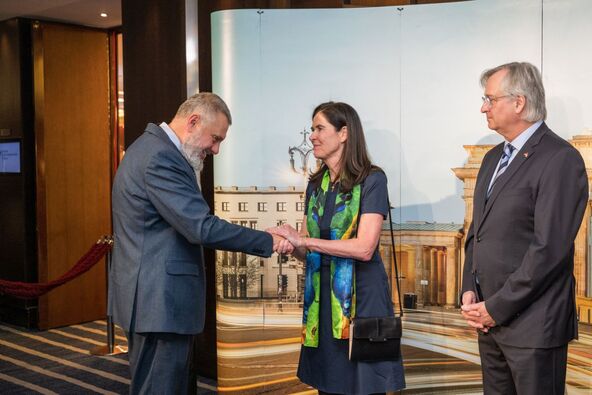 Ambasadorka Anke Holštajn pozdravlja ambasadora Ukrajine u Srbiji na prijemu povodom Dana nemačkog jedinstva