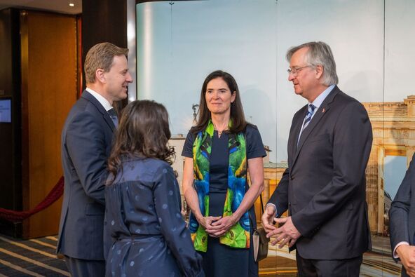 Mihal Pavuk, ambasador Slovačke u Srbiji pozdravlja ambasadorku Nemačke u Srbiji na prijemu povodom Dana nemačkog jedinstva