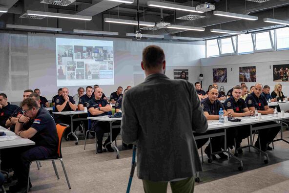 Učesnici obuke i predavači ispred zgrade UN foto UNDP.jpg
