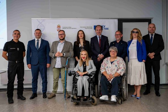 Učesnici obuke i predavači ispred zgrade UN foto UNDP.jpg