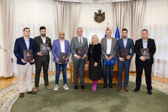 ministarka građevinarstva potpisuje sporazum sa zvaničnicima 5 opština u okviru projekta LIID