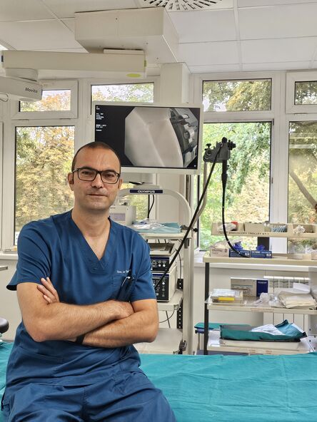 Dr Dušan Popović u orginaciji, pored aparata za kolonoskopiju