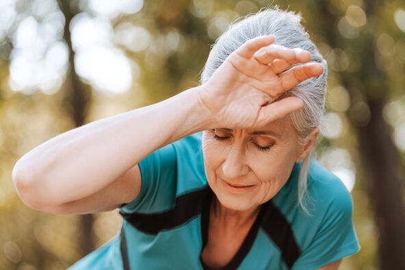 znojenje mučnina starija žena shutterstock_2516999379.jpg