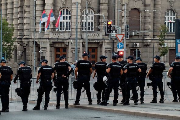 srpski policajci ispred Vlade Srbije u Beogradu