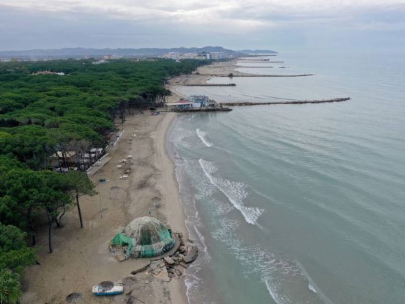 Jedan od mnogih bunkera u Albaniji koje guta more usled erozije tla