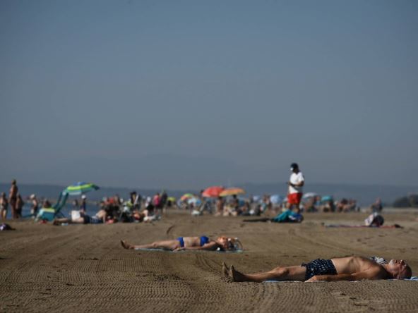 Sunčanje na peškirima na plaži