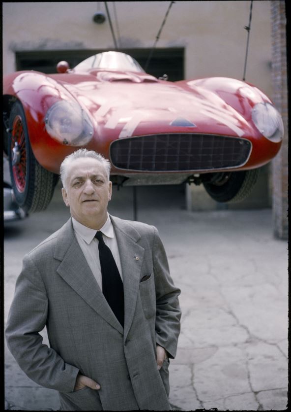 enzo ferari pozira ispred modela automobila ferari 1965. godine