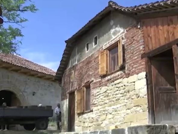 Kamena kuća u Rogljevu gde je bračni par Bonžiro iz Francuske otvorio vinariju