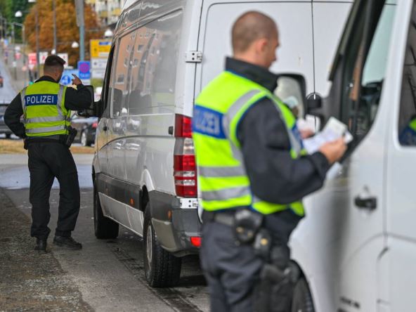 nemački policajci proveravaju vozila na graničnim prelazima