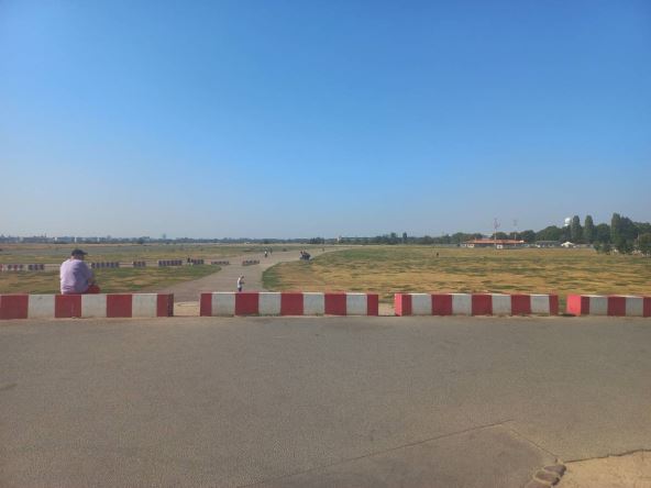 Muškarac odmara na nekadašnjem aerodromu Tempelhof u Berlinu