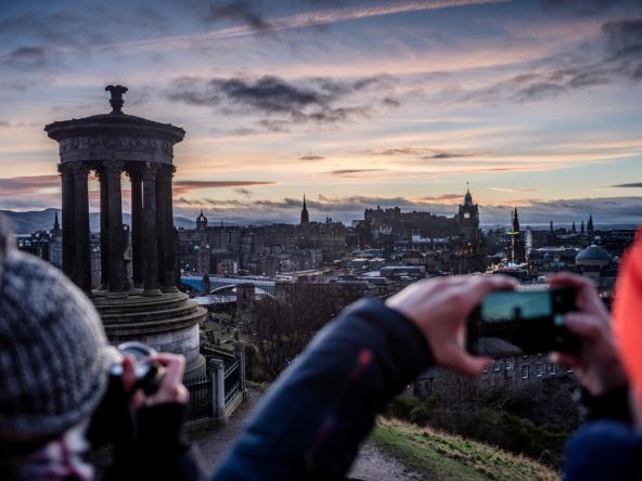 Pogled na Edinburg. Turisti fotografišu grad