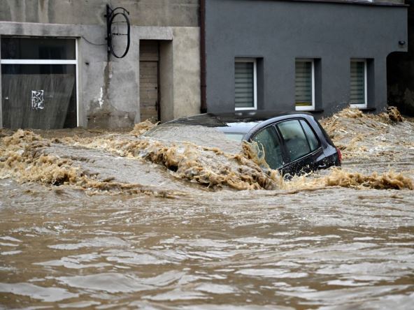 Bujica je skoro potpuno prekrila automobil tokom poplava na jugu Poljske