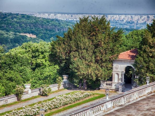 pogled na dvorski kompleks na dedinju, a u pozadini se vide beogradska naselja