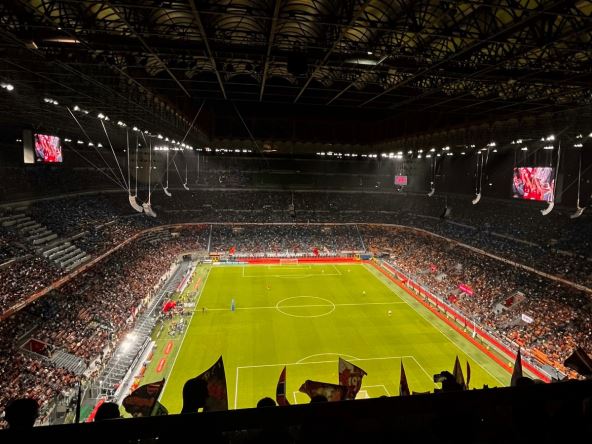 Stadion San Siro u MIlanu za vreme utakmice