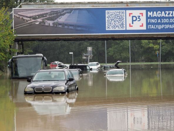 Automobili pod vodom u Bolonji