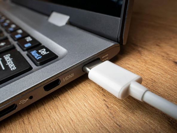 laptop koji se puni punjačem USB tip C