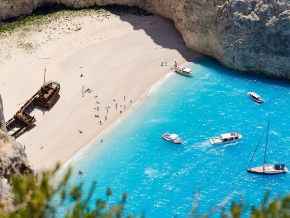 Pogled iz vazduha na olupinu broda na plaži Navajo na grčkom ostrvu Zakintosu