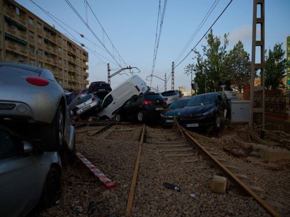 Automobili naslagani jedni na druge nakon velikih poplava u regionu Valensije