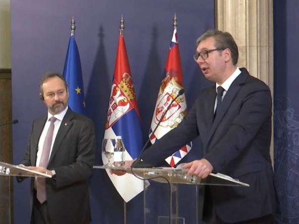 Emanuele Žiofre i Aleksandar Vučić na predaji Izveštaja Evropske komisije o napretku Srbije za 2024. godinu