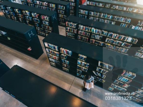 Studentkinja čita u biblioteci